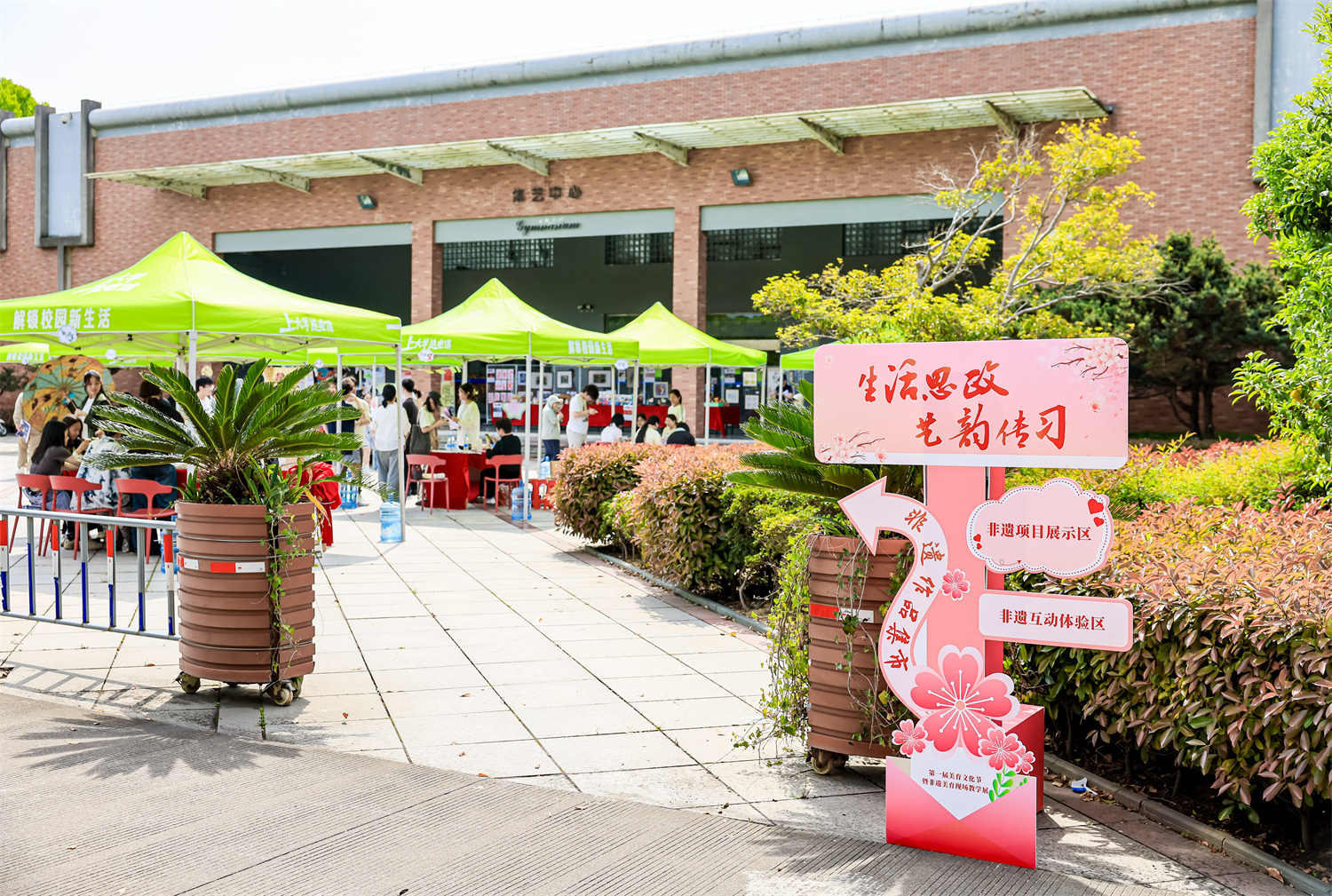 多彩非遗进校园 传承技艺育新人 在万里校园“邂逅”非遗匠心之作(图1)