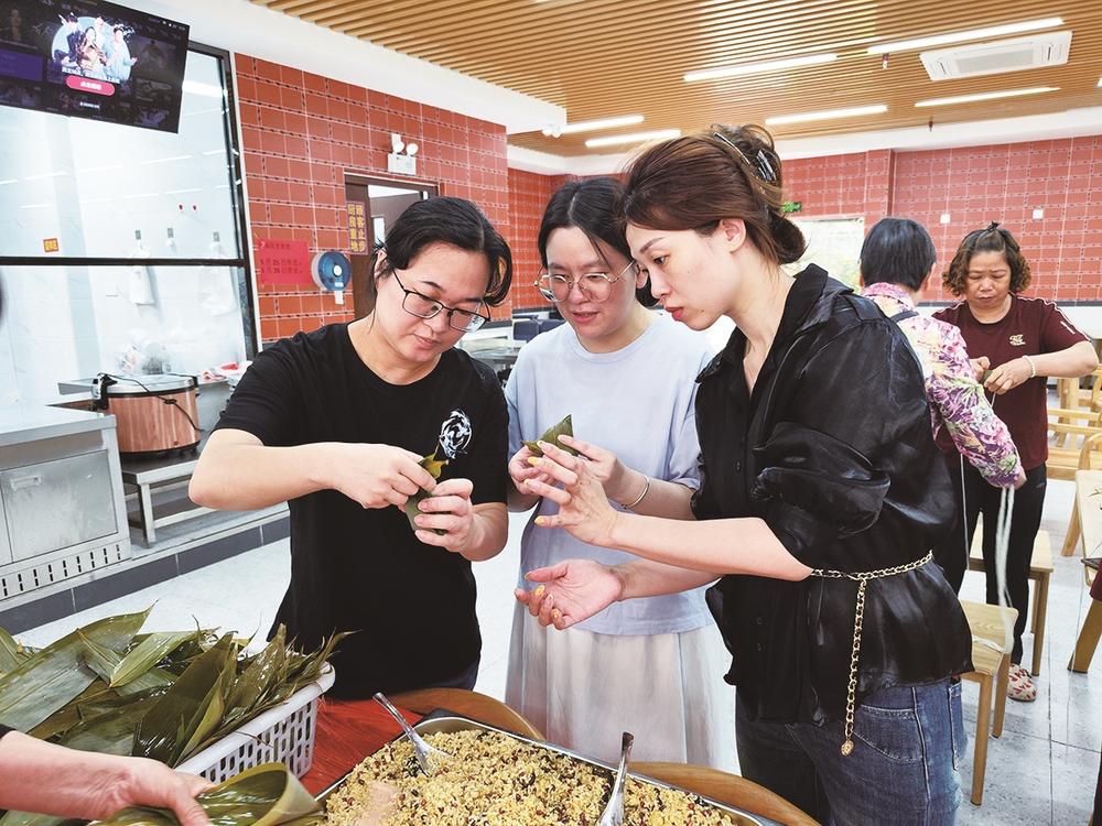 粽叶飘香迎端午 情暖邻里促和谐(图1)