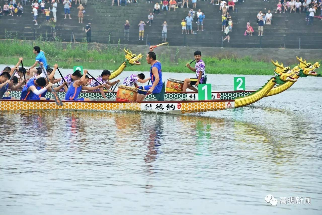 他是广东知名主持人32岁娶了女老师如今女儿接班主持为他争光