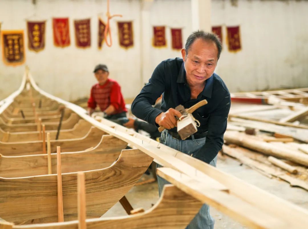 “哈工大—剑桥—牛津杯”冰上龙舟赛开赛融合冬季运动和皮划艇项目特点 14支境内外高校队伍参赛(图1)