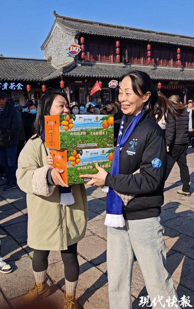 “双冠”奔赴！永州为泰州送上“冠军橙”泰州回礼“冠军黑马”(图1)