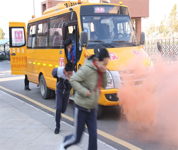 关注校车安全我们在行动：华山第二小学举行校车消防安全演练活动(图1)