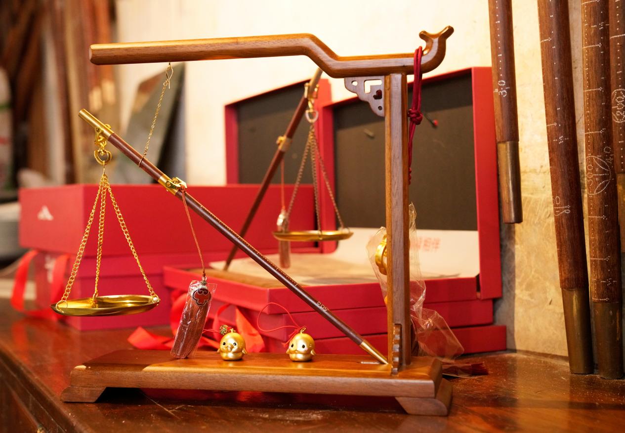 铜陵市郊区：一杆木秤 四代传承(图2)