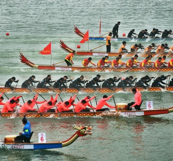 冰上龙舟：16支劲旅冰上竞渡 燃动冬日激情(图1)