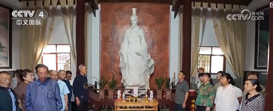 赛龙舟、包粽子、插艾草、吟诵诗歌……传统端午节文化味儿满满(图1)