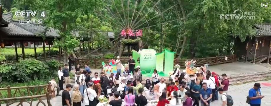 赛龙舟、包粽子、插艾草、吟诵诗歌……传统端午节文化味儿满满(图3)