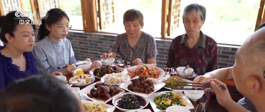 赛龙舟、包粽子、插艾草、吟诵诗歌……传统端午节文化味儿满满(图4)