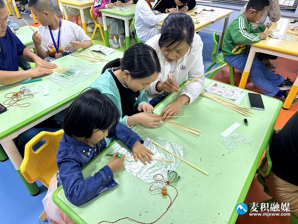 麦积区博物馆开展“龙舟竞渡百舸争流”——非遗竹编龙舟手工制作社会教育活动(图)