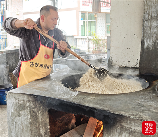 【新春走基层】沿河：手工制作传统美食糯米包子(图2)