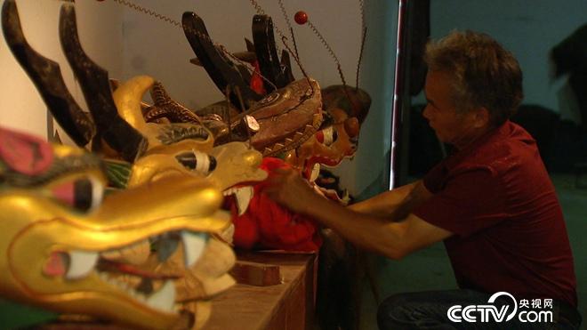 龙舟队众桨托举救下落水小猫