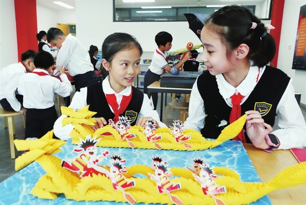 湖南沅陵：制作“纸龙船”感受传统龙舟文化