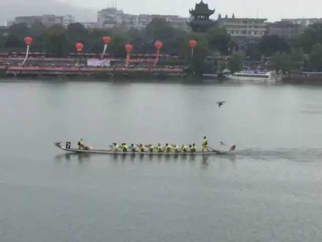 今天上午姜堰老通扬运河上喊声震天！(图1)