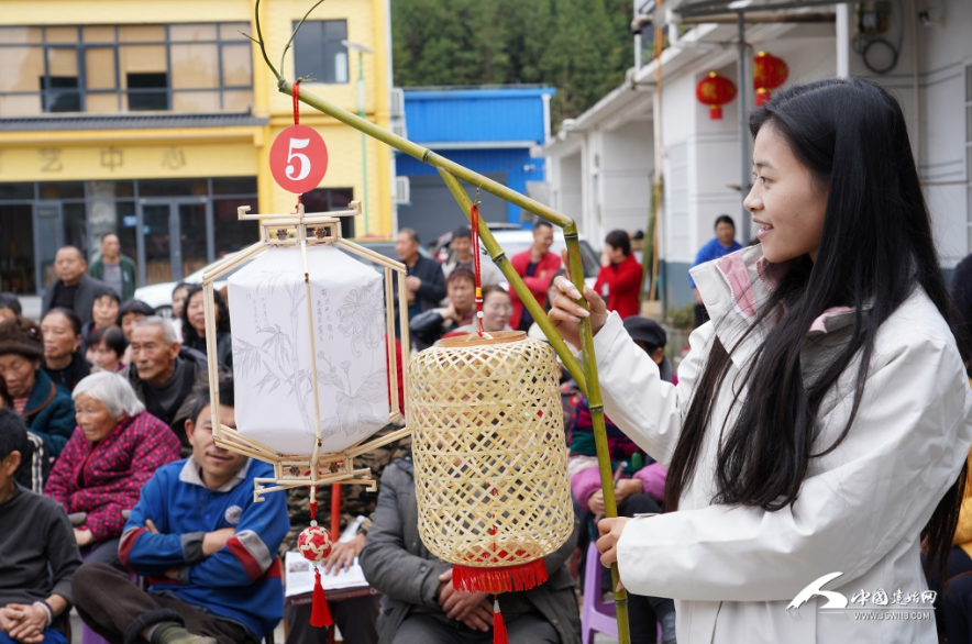指尖竹韵映乡愁 非遗传承焕新生——客坊村举办首届竹编灯笼大赛