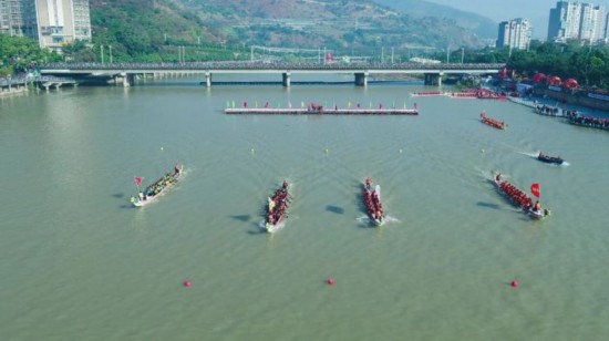 挥桨逐浪启新程 全国性龙舟赛事首次落地米易(图2)