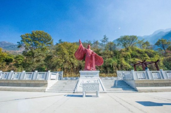 挥桨逐浪启新程 全国性龙舟赛事首次落地米易(图5)