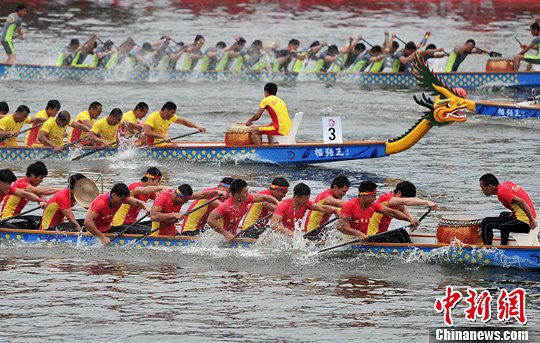 首战！42支龙舟竞渡慈利2026湖南龙舟超级联赛选拔赛开赛(图1)