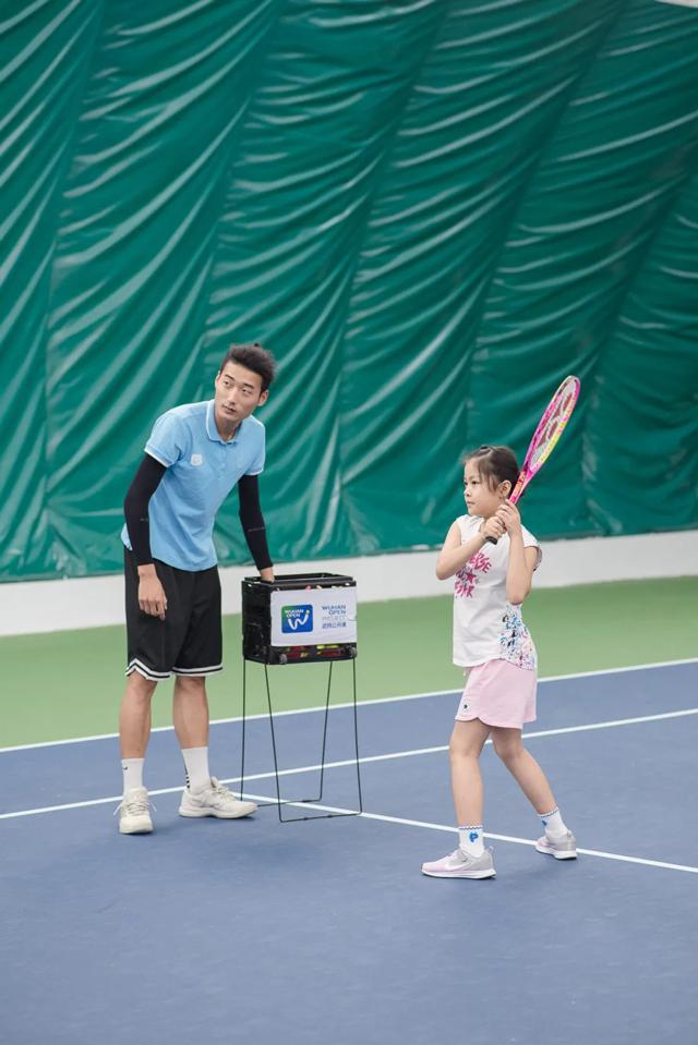 森蝶18岁生日照刷屏白背心牛仔裤随性十一年仍是那阵风(图1)