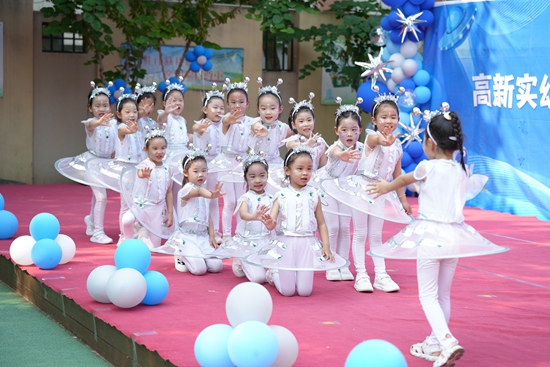 小问号大玩家——高新区实验幼儿园第十三届科技节开幕式暨中一班主题晨会举行(图3)