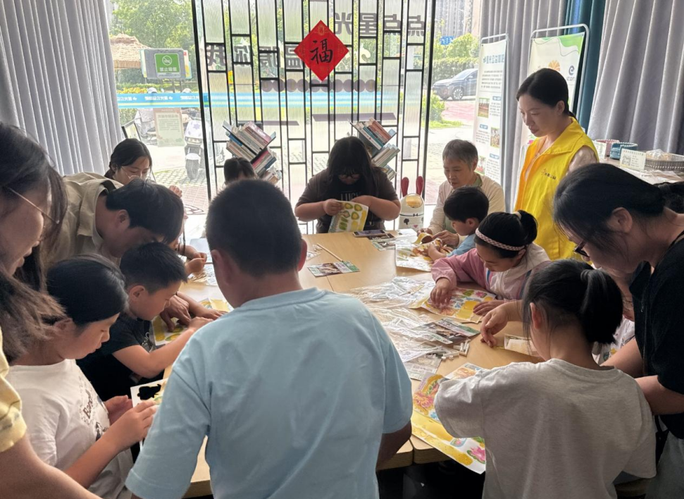 巧手制龙舟风车迎端午(图2)