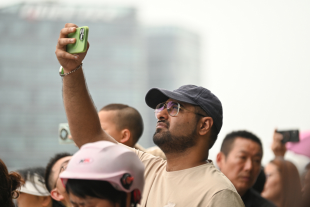 魔都眼｜端午节龙舟赛燃情开桨中外游客共赴速度之约(图15)