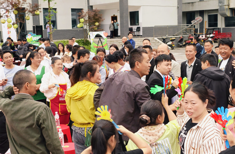 旱地龙舟、包粽子比赛筠连端午氛围浓(图3)