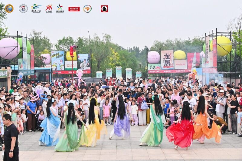鼓声激浪迎端午文旅盛会启新章——“龙马奔腾舟行万里”2026年全国龙舟大联动活动“好运山东”黄河口龙舟赛暨山东省沿黄九市赛盛大开幕(图3)
