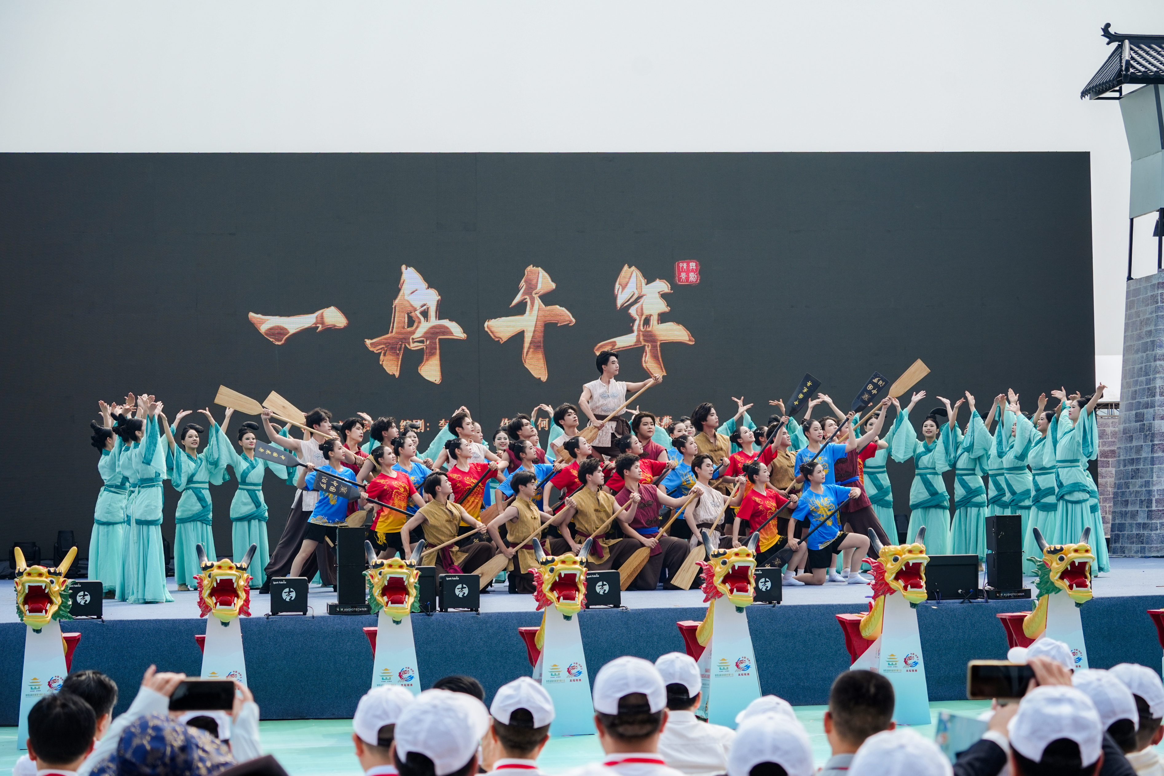 第四届湖南旅游发展大会丨2025中国汨罗江国际龙舟邀请赛震撼开赛！24支国内外龙舟队竞渡“故里”(图2)