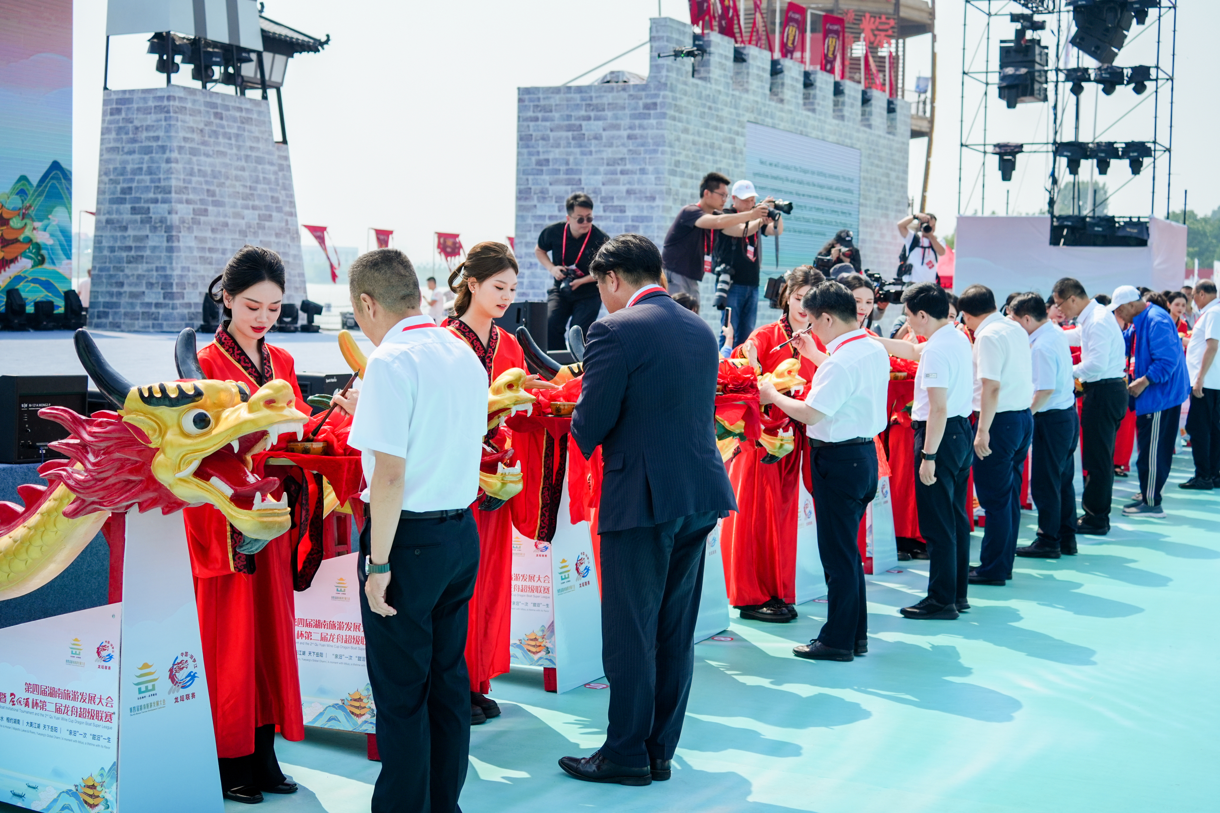 第四届湖南旅游发展大会丨2025中国汨罗江国际龙舟邀请赛震撼开赛！24支国内外龙舟队竞渡“故里”(图3)