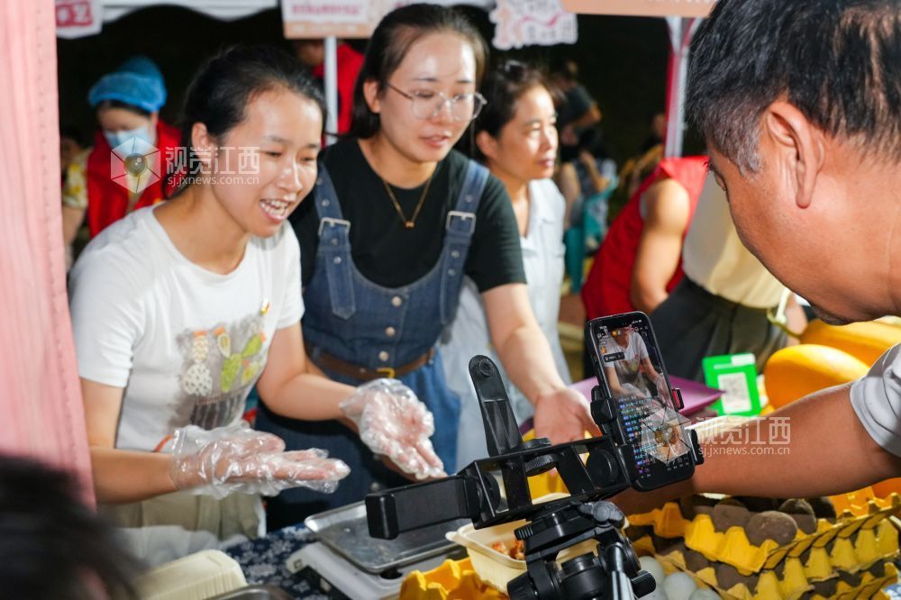 萍乡：夜市直播带货助农增收促振兴（图）(图7)